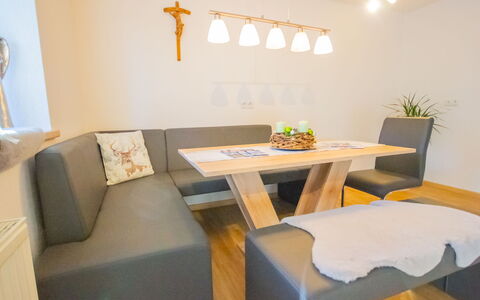 Wenns 190: Zimmer, Eigentum, Möbel, Interior Design, Tabelle, Esszimmer, Gebäude, Wand, Grundeigentum, Haus