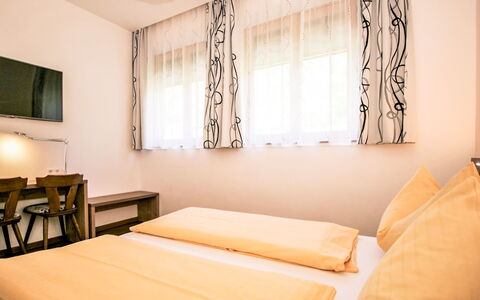 Irdning - Donnersbachtal 10: Schlafzimmer, Zimmer, Möbel, Bett, Interior Design, Eigentum, Bettrahmen, Wand, Bettdecke, Matratze