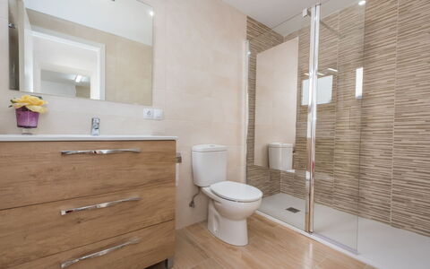 Sa Lluna: Badezimmer, Zimmer, Eigentum, Fliese, Fussboden, Interior Design, Lila, Grundeigentum, Die Architektur, Wand