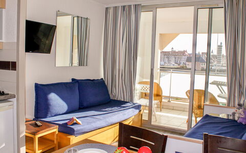 Le Beach: Tabelle, Eigentum, Möbel, Komfort, Couch, Azurblau, Textil, Holz, Kissen, Gebäude