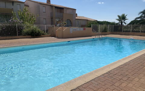 Les Raisins D'Or: Schwimmbad, Wohngebiet, Menschliche Siedlung, Verbundwerkstoff, Resort, Schatten, Hazienda, Estate, Hotel