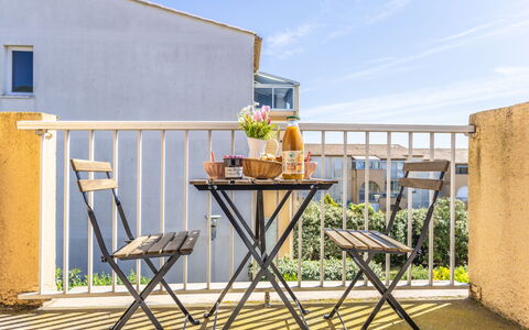 Les Raisins D'Or: Möbel, Gartenmöbel, Stuhl, Tabelle, Balkon, Tisch Im Freien, Veranda, Klappstuhl, Blumentopf, Zaun