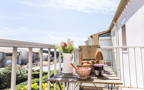 Les Raisins D'Or: Möbel, Wohnung, Balkon, Stuhl, Blumentopf, Tisch Im Freien, Zimmerpflanze, Gartenmöbel, Deck, Küche & Esszimmer Tisch