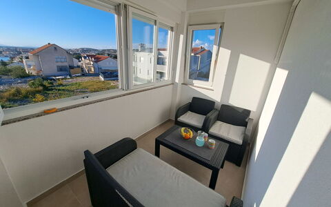 Brodarica 122: Gebäude, Eigentum, Möbel, Pflanze, Fenster, Couch, Tabelle, Himmel, Azurblau, Blau