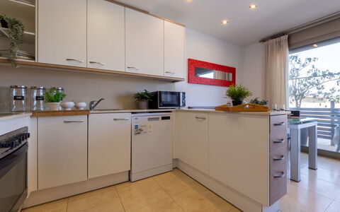 Giovan: Küchengerät, Küche, Countertop, Flooring, Interior Design, Möbel, Major Appliance, Cabinetry, Holz, Fussboden