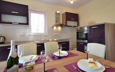 Dević: Tabelle, Geschirr, Cabinetry, Eigentum, Möbel, Dishware, Countertop, Küche, Flasche, Küchengerät