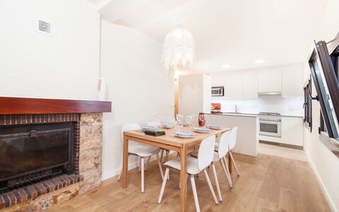 Paris: Eigentum, Zimmer, Möbel, Fussboden, Gebäude, Interior Design, Grundeigentum, Holzboden, Tabelle, Esszimmer