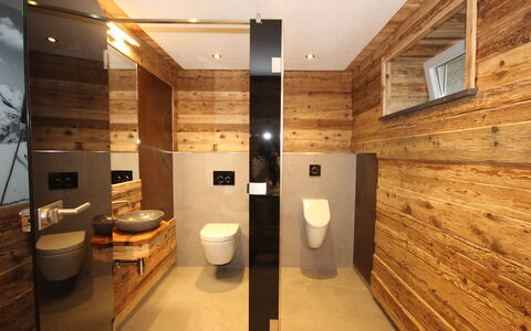 Aschau im Zillertal 490: Eigentum, Fenster, Interior Design, Die Architektur, Holz, Fussboden, Sinken, Armatur, Flooring, Badezimmer