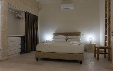 La Residenza - Corte dei Messapi: Schlafzimmer, Bett, Möbel, Zimmer, Eigentum, Bettdecke, Bettrahmen, Matratze, Fussboden, Bedding