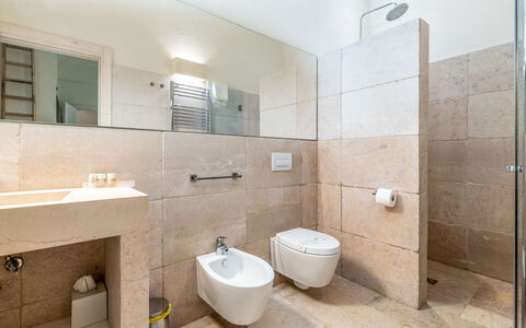 La Residenza - Corte dei Messapi: Spiegel, Armatur, Eigentum, Gebäude, Sinken, Zapfhahn, Badezimmer, Bad Sink, Interior Design, Toilette
