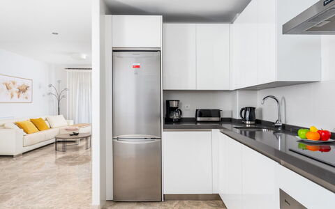 Los Naranjos Singles: Zimmer, Küche, Eigentum, Countertop, Möbel, Interior Design, Cabinetry, Major Appliance, Kühlschrank, Fussboden