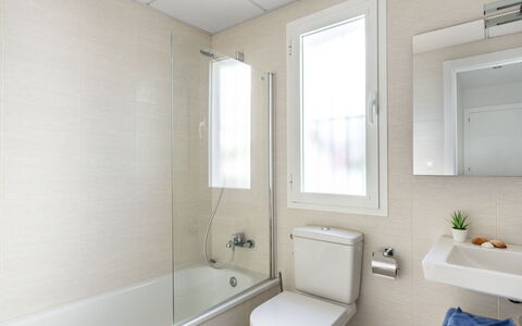 Los Naranjos Singles: Badezimmer, Eigentum, Zimmer, Interior Design, Badewanne, Die Architektur, Armatur, Gebäude, Haus, Decke