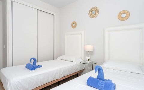 Los Naranjos Singles: Möbel, Eigentum, Azurblau, Komfort, Textil, Holz, Tür, Bett, Interior Design, Farbe