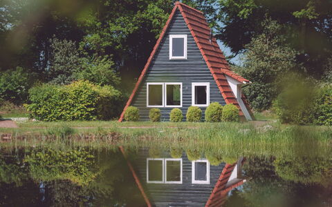 Eigen Wijze: Wasser, Pflanze, Fenster, Gebäude, Natürliche Landschaft, Holz, Hütte, Gras, Baum, See
