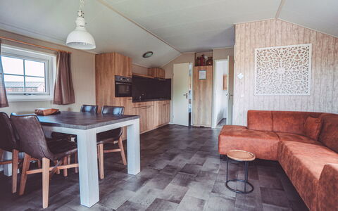Eigen Wijze: Tabelle, Möbel, Eigentum, Fenster, Holz, Beleuchtung, Couch, Stuhl, Interior Design, Wohnzimmer
