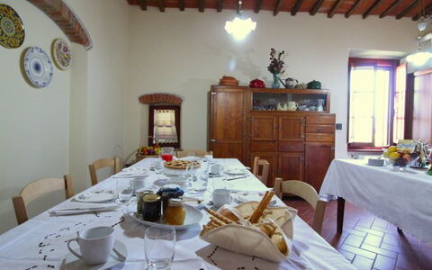 Galleria di Brolio: Zimmer, Eigentum, Möbel, Interior Design, Gebäude, Haus, Restaurant, Grundeigentum, Schlafzimmer, Esszimmer