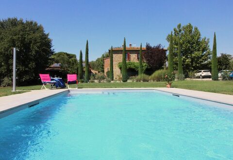 Galleria di Brolio: Wasser, Himmel, Pflanze, Eigentum, Schwimmbad, Gebäude, Azurblau, Baum, Freizeit, Gras