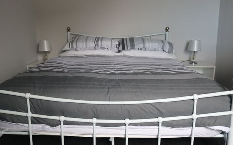 Flo Anndra: Möbel, Gebäude, Bettrahmen, Rechteck, Komfort, Bett, Fussboden, Holz, Hartholz, Linens