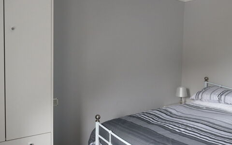 Flo Anndra: Eigentum, Möbel, Gebäude, Holz, Cabinetry, Fussboden, Komfort, Wand, Flooring