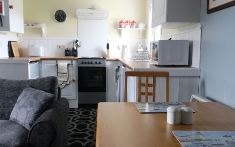 Flo Anndra: Möbel, Bilderrahmen, Tabelle, Cabinetry, Küchengerät, Küche, Interior Design, Holz, Countertop, Haushaltsgerät
