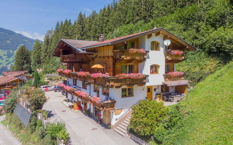 Alpin: Eigentum, Haus, Bergdorf, Zuhause, Natürliche Landschaft, Gebäude, Grundeigentum, Bergstation, Estate, Gebirge