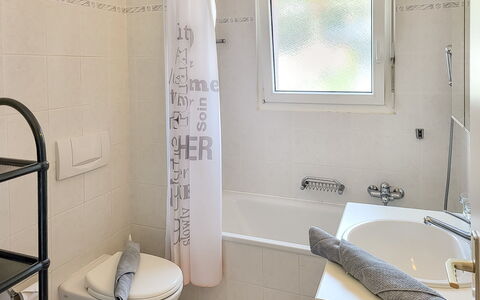 Caslano 400: Armatur, Eigentum, Zapfhahn, Bad Sink, Fenster, Interior Design, Badezimmer, Sinken, Flooring, Fussboden