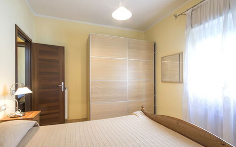 Il Litorale: Zimmer, Eigentum, Fussboden, Decke, Möbel, Interior Design, Bett, Schlafzimmer, Gebäude, Hartholz