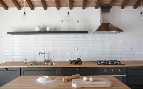 Quercia Al Poggio - Weddings And Events: Countertop, Cabinetry, Eigentum, Möbel, Küche, Spüle, Holz, Zapfhahn, Interior Design, Sinken