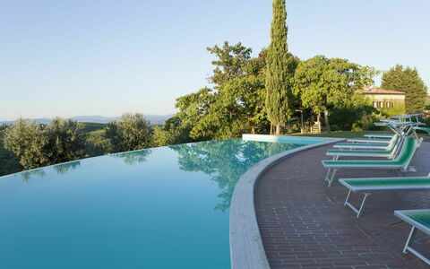 Quercia Al Poggio - Weddings And Events: Wasser, Himmel, Pflanze, Außenbank, Baum, Natürliche Landschaft, Schwimmbad, Gartenmöbel, Haus, Gras