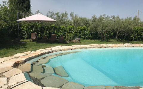 Villa Eleonora: Schwimmbad, Gartenmöbel, Freizeit, Flagstone, Schatten, Hinterhof, Landscaping, Water Feature, Resort, Regenschirm