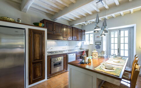 Villa Magnolia: Countertop, Zimmer, Eigentum, Küche, Möbel, Cabinetry, Gebäude, Decke, Interior Design, Fussboden