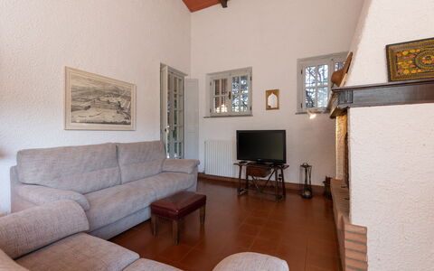 Villa Mimosa: Bilderrahmen, Eigentum, Couch, Tabelle, Komfort, Holz, Interior Design, Fussboden, Flooring, Wohnzimmer