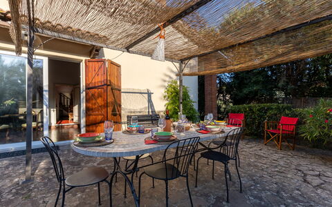 Villa Mimosa: Tabelle, Pflanze, Möbel, Stuhl, Schatten, Holz, Gartenmöbel, Baum, Tisch Im Freien, Freizeit