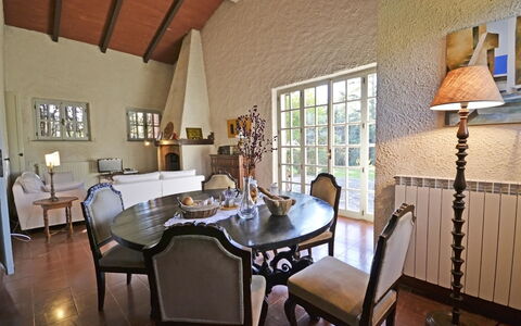 Villa Mimosa: Zimmer, Eigentum, Esszimmer, Gebäude, Interior Design, Möbel, Tabelle, Grundeigentum, Haus, Zuhause