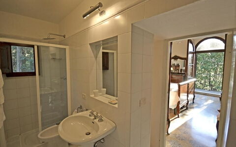 Villa Santa Maria: Eigentum, Zimmer, Badezimmer, Gebäude, Haus, Grundeigentum, Zuhause, Interior Design, Fussboden, Fliese