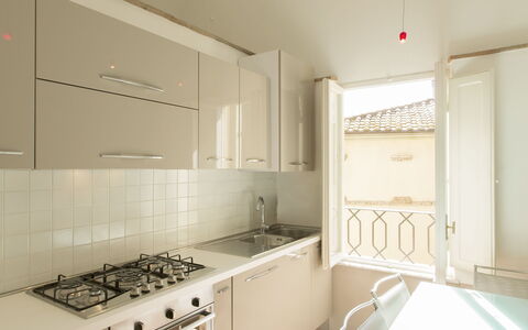 Appartamento Imperiale: Zimmer, Eigentum, Weiss, Küche, Möbel, Countertop, Interior Design, Cabinetry, Gebäude, Fussboden