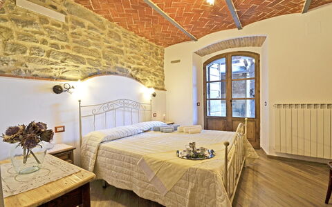 Appartamento Luna: Schlafzimmer, Zimmer, Eigentum, Möbel, Bett, Interior Design, Decke, Wand, Gebäude, Bettrahmen