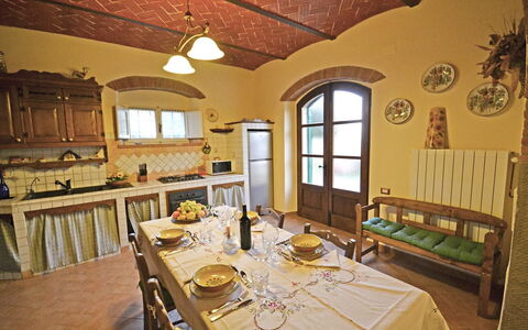 Appartamento Luna: Zimmer, Eigentum, Esszimmer, Gebäude, Interior Design, Decke, Möbel, Tabelle, Restaurant, Grundeigentum