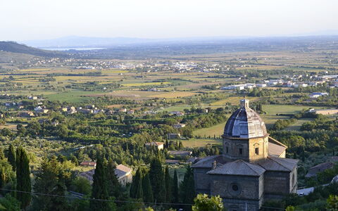 Appartamento Luna: Himmel, Wahrzeichen, Hügel, Bergstation, Stadt, Baum, Ländliches Gebiet, Landschaft, Die Architektur, Berg