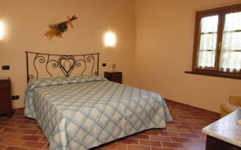 Villa Camelia: Schlafzimmer, Bett, Zimmer, Bettdecke, Möbel, Bedding, Eigentum, Wand, Fussboden, Bettrahmen