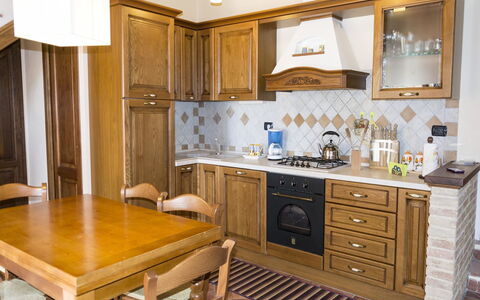 Villa Camelia: Möbel, Countertop, Cabinetry, Zimmer, Küche, Eigentum, Interior Design, Gebäude, Haus, Fussboden
