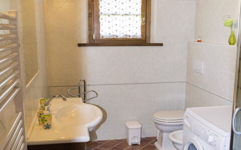 Villa Camelia: Badezimmer, Zimmer, Eigentum, Fussboden, Interior Design, Gebäude, Fliese, Haus, Armatur, Sinken