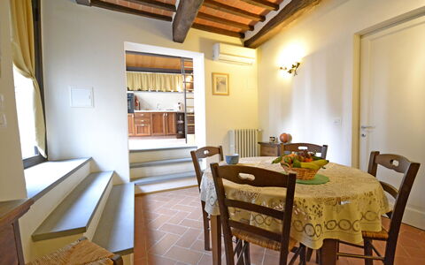 Appartamento Passerini: Zimmer, Eigentum, Gebäude, Esszimmer, Möbel, Interior Design, Decke, Haus, Tabelle, Grundeigentum