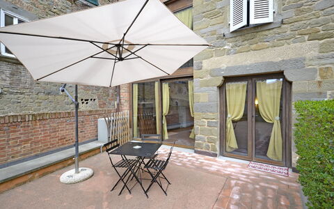 Appartamento Passerini: Regenschirm, Eigentum, Zuhause, Grundeigentum, Haus, Dach, Schatten, Gebäude, Terrasse, Möbel