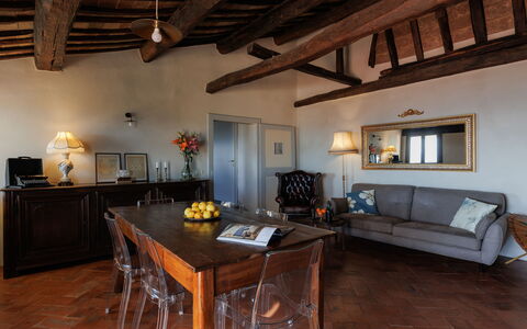 Terrazza Cortonese: Möbel, Tabelle, Eigentum, Bilderrahmen, Holz, Interior Design, Couch, Stuhl, Fussboden, Wohnzimmer