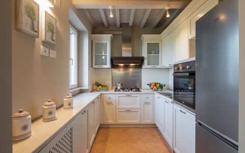 Villa Chiara: Countertop, Zimmer, Cabinetry, Eigentum, Möbel, Küche, Interior Design, Gebäude, Decke, Sinken