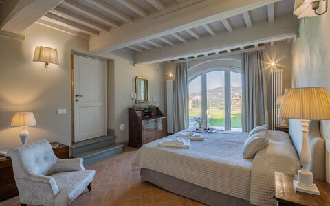 Villa Chiara: Schlafzimmer, Zimmer, Möbel, Interior Design, Eigentum, Decke, Bett, Gebäude, Bettrahmen, Wand