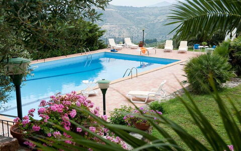 Villa Ivoni: Eigentum, Schwimmbad, Resort, Urlaub, Grundeigentum, Haus, Gebäude, Gras, Freizeit, Villa