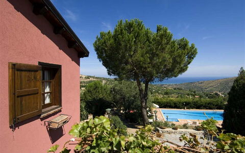 Villa Ivoni: Eigentum, Haus, Hütte, Baum, Grundeigentum, Gebäude, Zimmer, Urlaub, Villa, Zuhause
