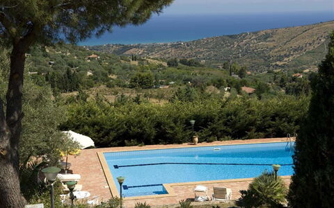 Villa Ivoni: Schwimmbad, Eigentum, Azurblau, Urlaub, Haus, Villa, Resort, Baum, Grundeigentum, Estate